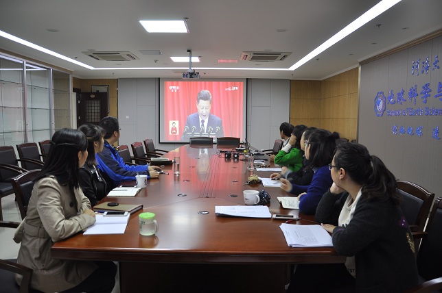公司办公室成员收看十九大开幕式 公司办公室成员收看十九大开幕式