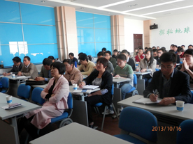 ​伟德国际victor1946师生们在认真听报告